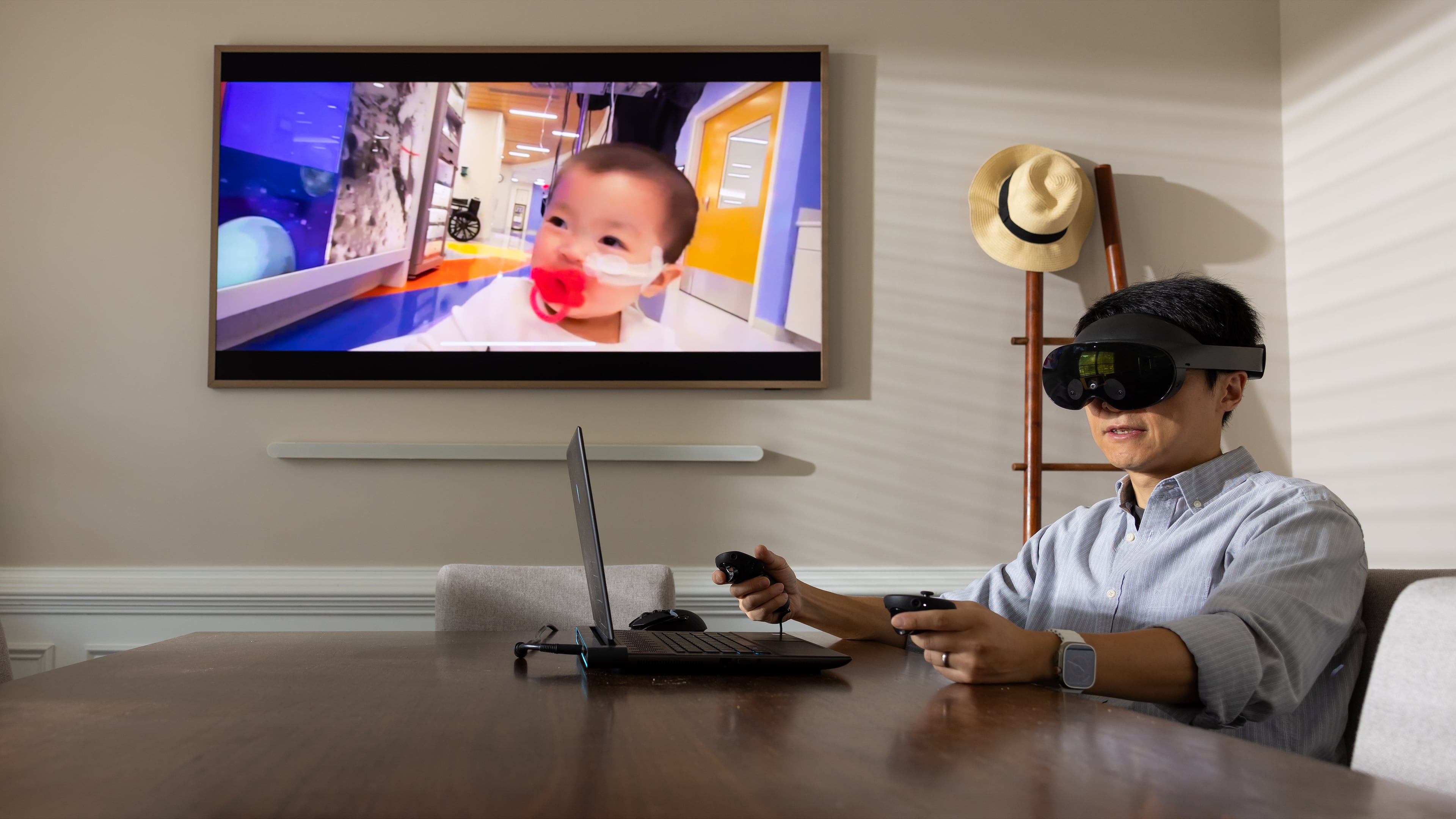 Lei Zhang, profesor asistente de desarrollo de juegos en la Universidad Estatal de Kennesaw, presenta su último proyecto. El sistema de realidad virtual está diseñado para ayudar a los padres en la terapia del duelo. (Cortesía de Matt Yung/Universidad Estatal de Kennesaw)