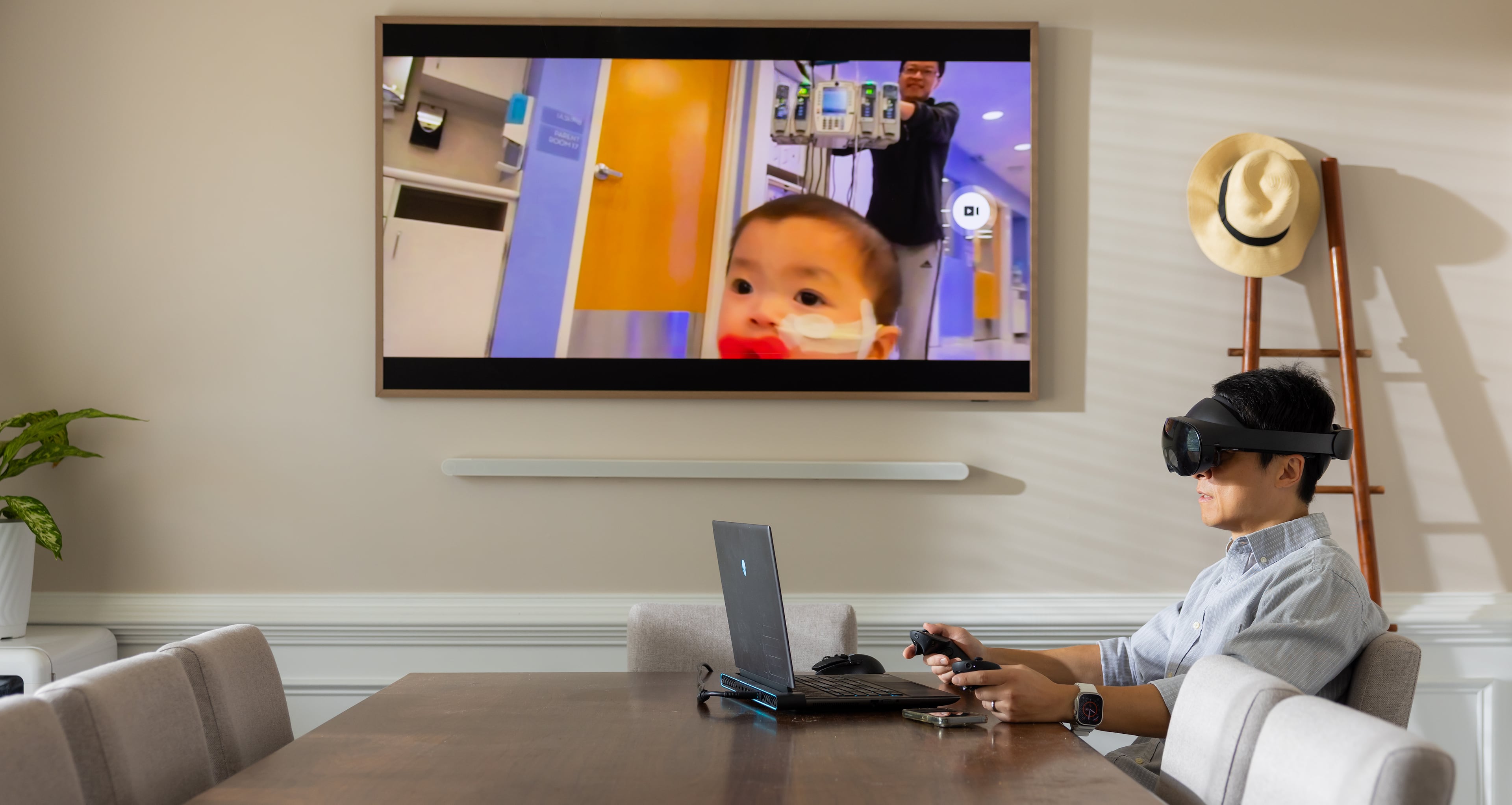 Lei Zhang, profesor asistente de desarrollo de juegos en la Universidad Estatal de Kennesaw, presenta su último proyecto. El sistema de realidad virtual está diseñado para ayudar a los padres en la terapia del duelo. (Cortesía de Matt Yung/Universidad Estatal de Kennesaw)