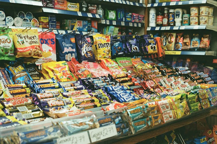 Las piruletas se colocan en un estante de una tienda.