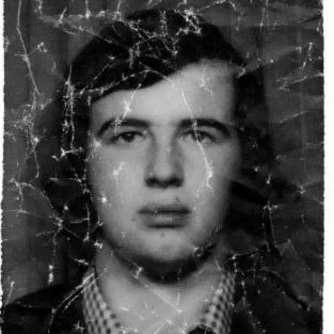 Jeremy Gavins Una antigua fotografía de pasaporte de Jeremy en 1972, tomada mientras estaba recibiendo una terapia de aversión a las descargas eléctricas.