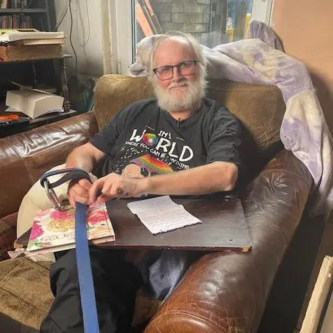 Jeremy Gavins está sentado en el sillón de su casa con una carta en el regazo.