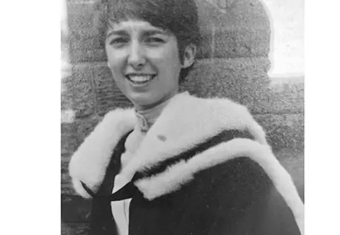 Pauline Collier Una imagen en blanco y negro de Pauline con su vestido de fiesta. 