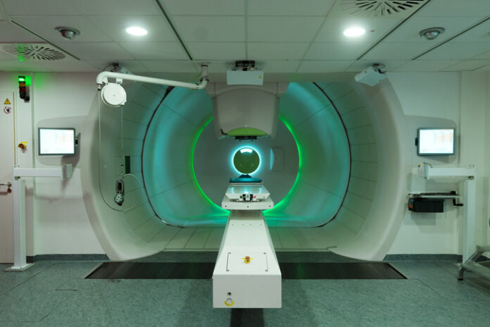 Getty Images_2220440422_terapia de protones Moderna sala de terapia de protones para el tratamiento del cáncer con equipo médico avanzado