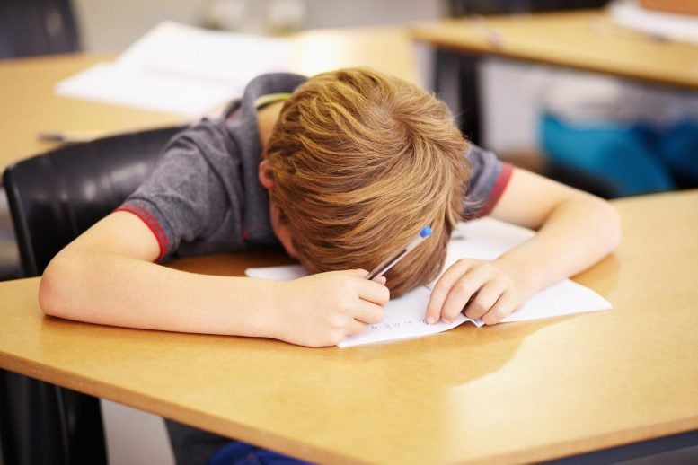 Niño de escuela cansado y aburrido TDAH