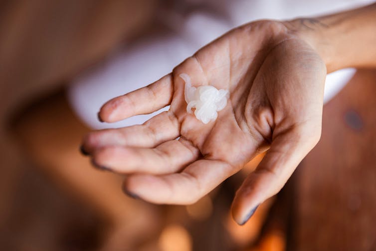 Una mano con un parche de hielo en la palma.