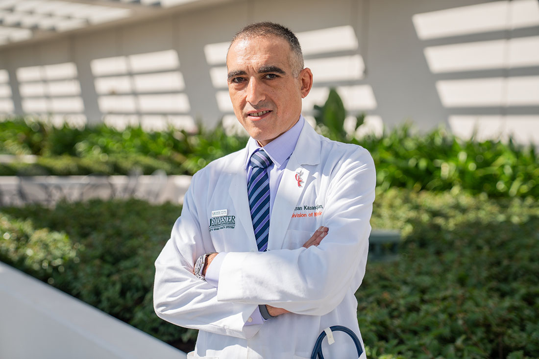 Dickran Kazandjian, MD, con bata blanca clínica