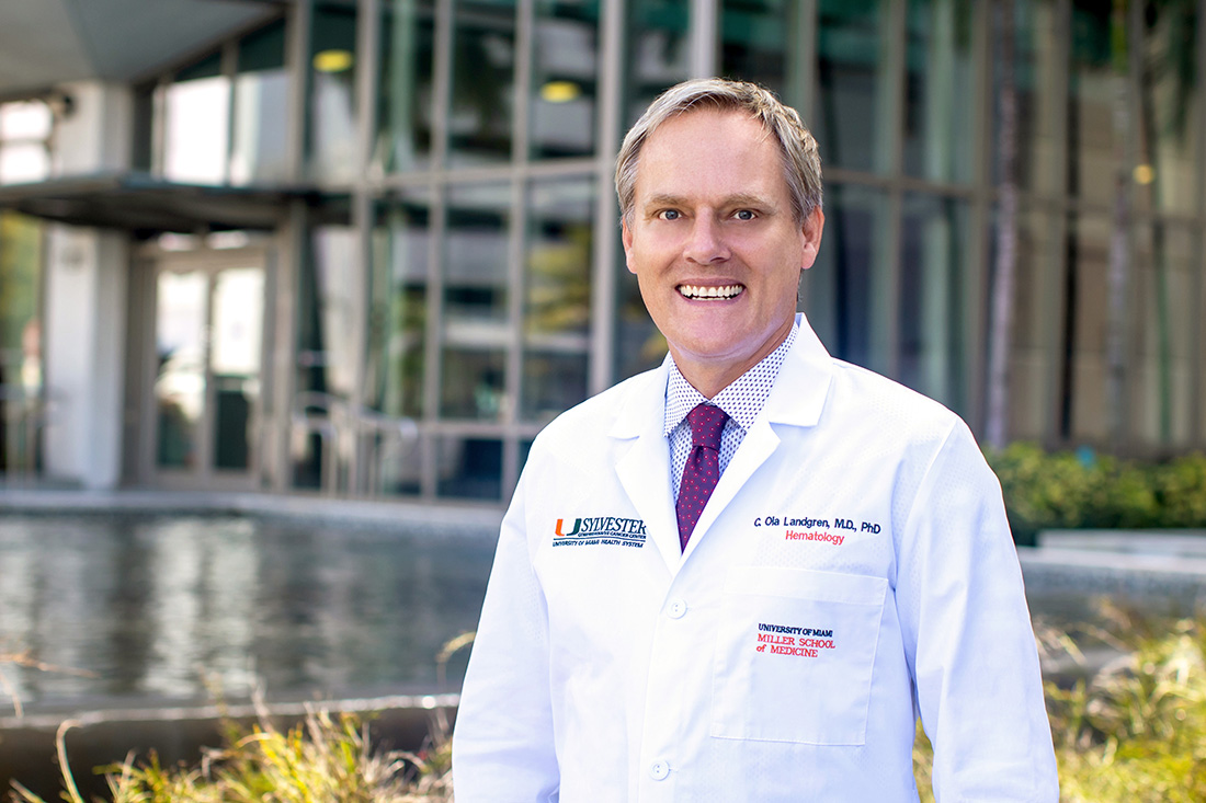 El médico y científico del Sylvester Comprehensive Cancer Center, C. Ola Landgren, con su bata blanca.