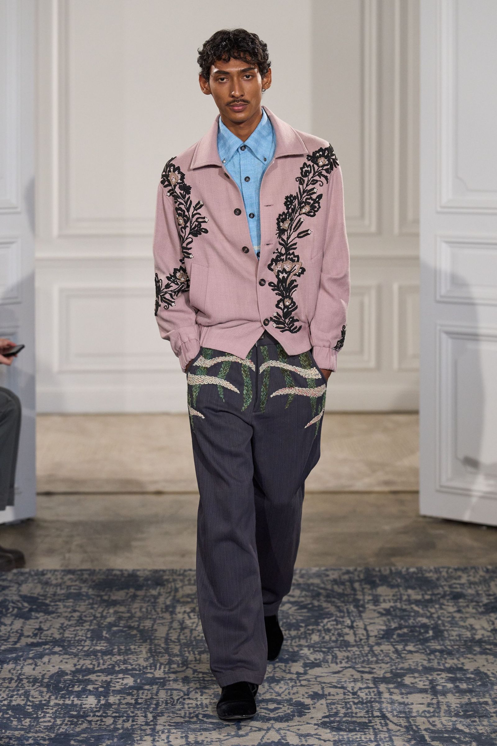 La imagen puede contener Hrishikesh Pandey Blazer Ropa Abrigo Chaqueta Pantalones Ropa formal Traje Manga Persona y de pie