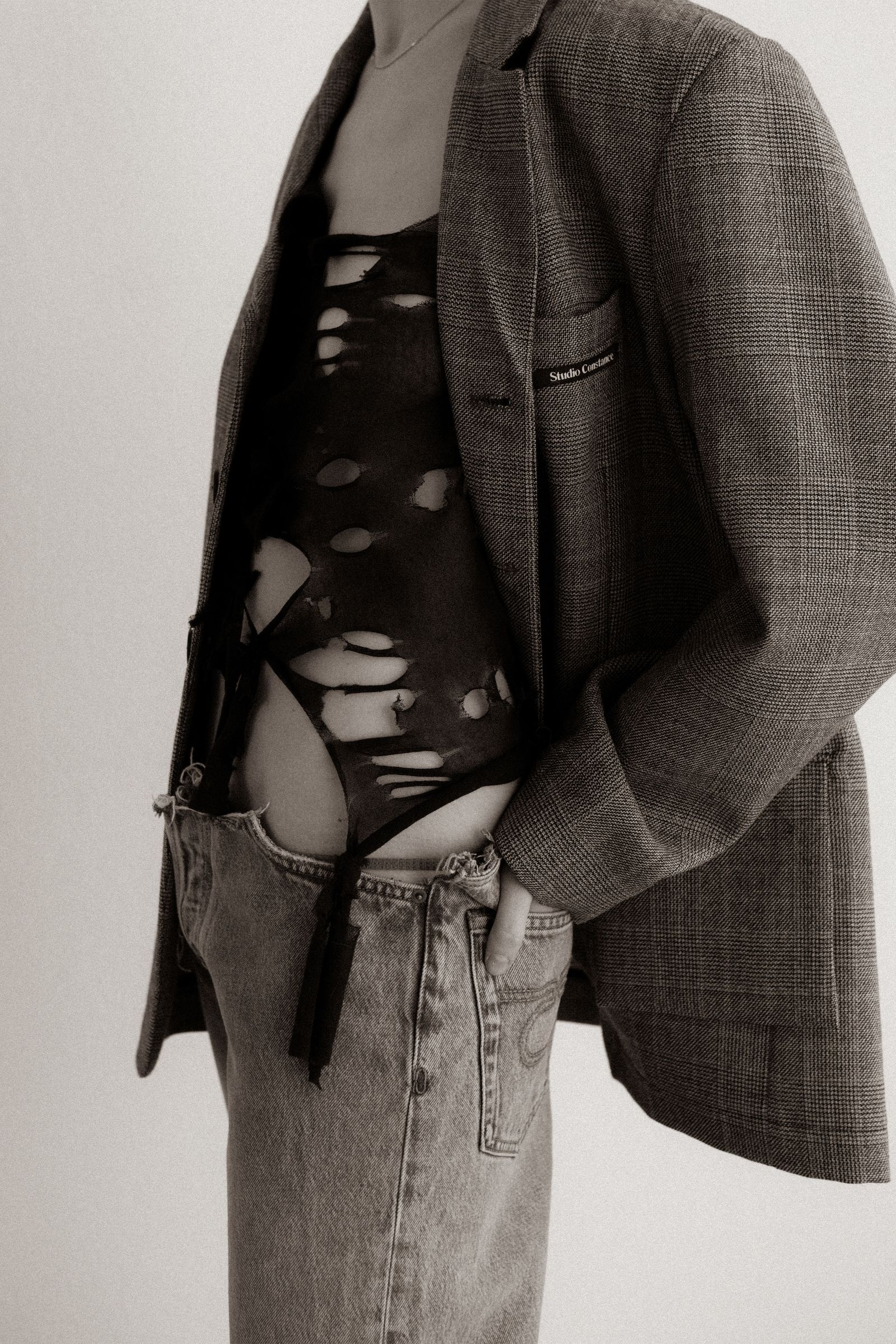 La imagen puede contener Ropa Abrigo Chaqueta Blazer Pantalones Manga Larga y Jeans