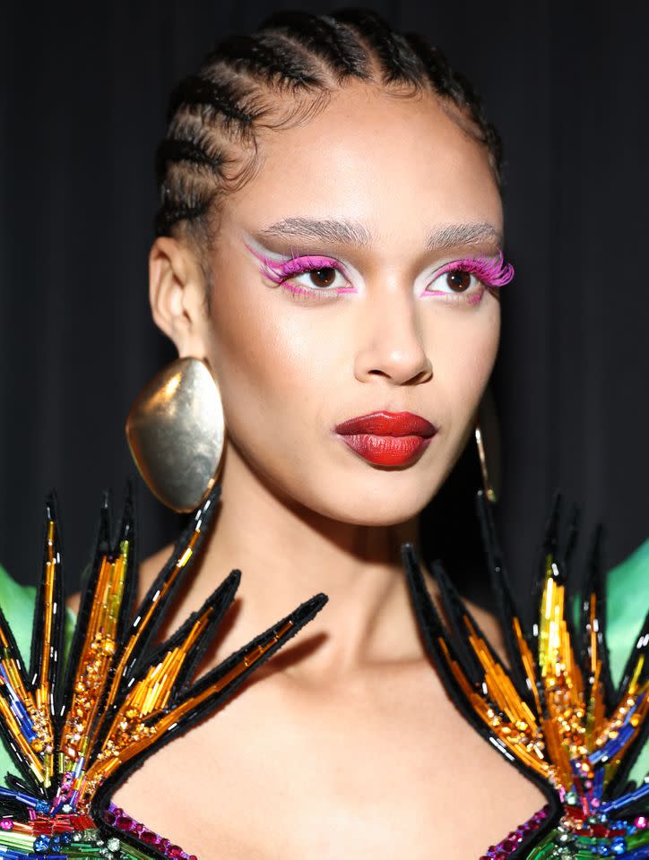 Cindy Ord/Getty Images Una modelo entre bastidores en el desfile de The Blonds durante la Semana de la Moda de Nueva York en septiembre de 2025.