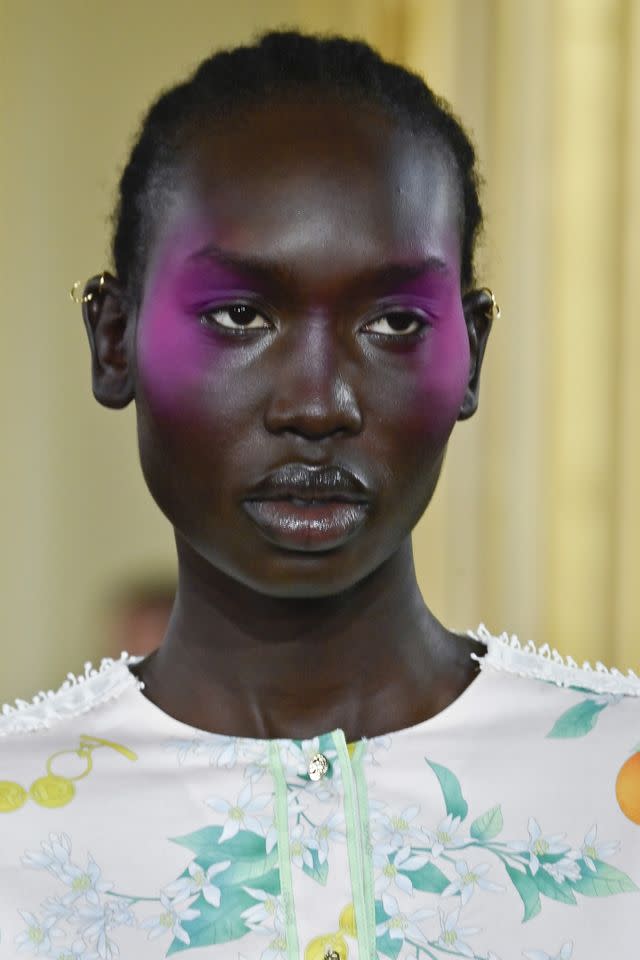 Victor VIRGILE/Gamma-Rapho vía Getty Images Un modelo visto durante el desfile de moda Leonard Paris Ready to Wear Primavera/Verano 2026.