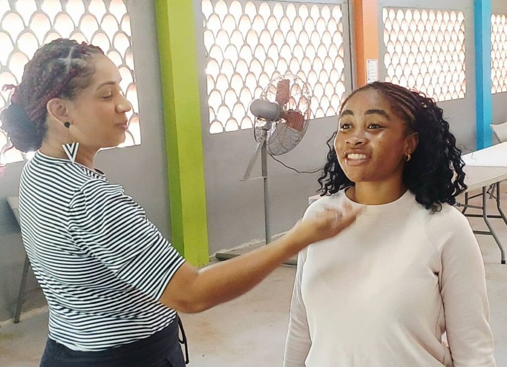 Marcia Merrick-Mohamed (izquierda), coordinadora del certamen Miss Central Trinidad Queen 2026, interactúa con una futura delegada durante el proceso de selección el 3 de enero.