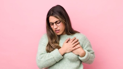 Los adultos jóvenes enfrentan amenazas de enfermedades cardíacas debido al estilo de vida y problemas de salud ocultos. (Freepik)