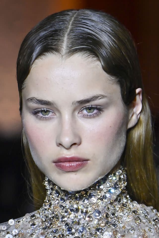 Victor VIRGILE/Gamma-Rapho vía Getty Images Un modelo visto durante el desfile de Alta Costura Otoño/Invierno 2025-2026 de Zuhair Murad