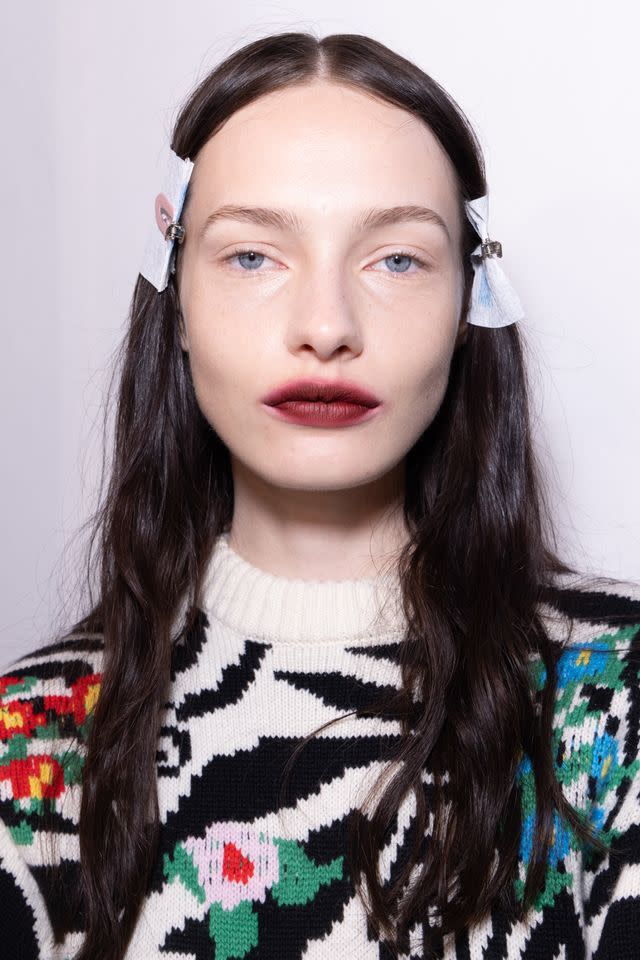 Rosdiana Ciaravolo/Getty Images Una modelo vista entre bastidores en el desfile de moda Sportmax durante la primavera/verano 2026 de moda femenina de Milán.