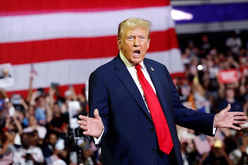 Donald Trump habla en un mitin de campaña en el Liacouras Center el 22 de junio de 2024 en Filadelfia, Pensilvania.