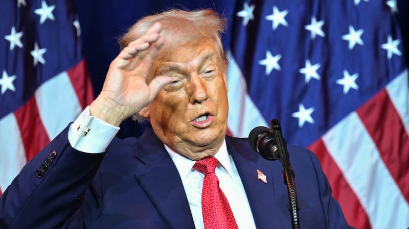 El presidente de Estados Unidos, Donald Trump, reacciona mientras habla durante el retiro del Partido Republicano de la Cámara de Representantes (GOP) en el Kennedy Center en Washington, DC, el 6 de enero de 2026. (Foto de Mandel NGAN/AFP vía Getty Images)