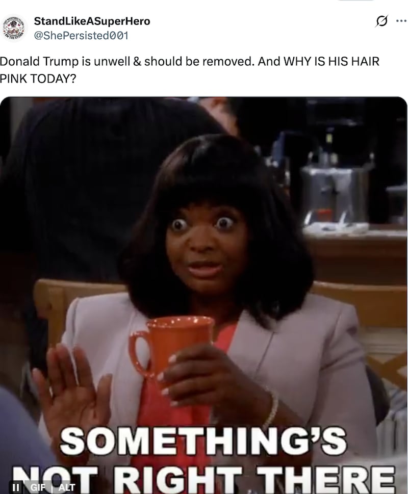 El cabello aparentemente rosado de Trump generó muchas preguntas el martes.