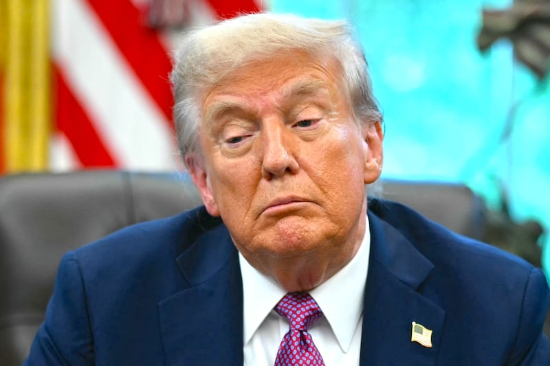 Donald Trump habla con los periodistas después de firmar órdenes ejecutivas en la Oficina Oval de la Casa Blanca en Washington, DC el 5 de septiembre de 2025).