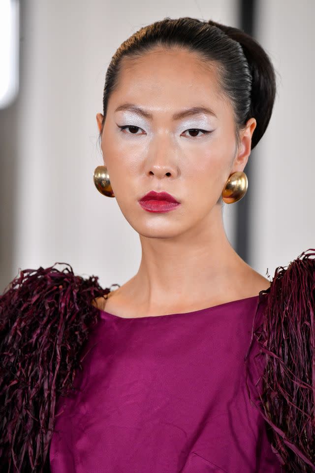 Virgil Claisse/Gamma-Rapho vía Getty Images Una modelo vista durante el desfile de Alta Costura Otoño/Invierno 2025-2026 de Imane Ayissi.