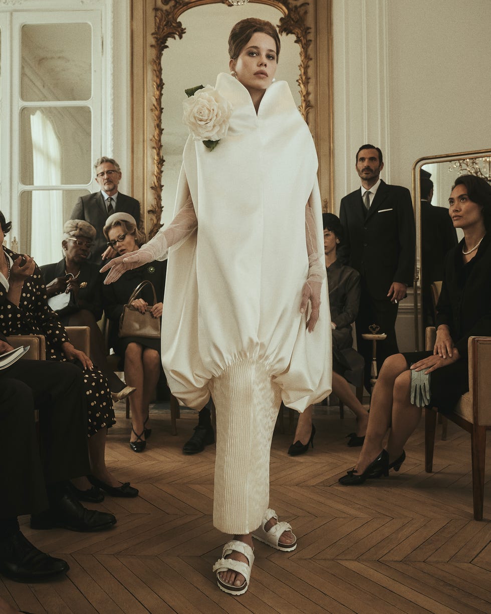 modelo caminando en un desfile de moda que muestra un diseño de vanguardia