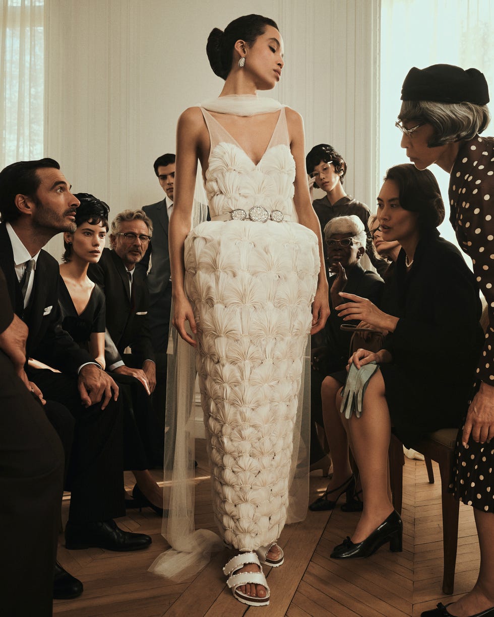 modelo mostrando un vestido elegante en un ambiente estilizado