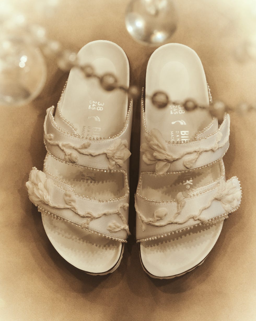 sandalias elegantes con elementos decorativos
