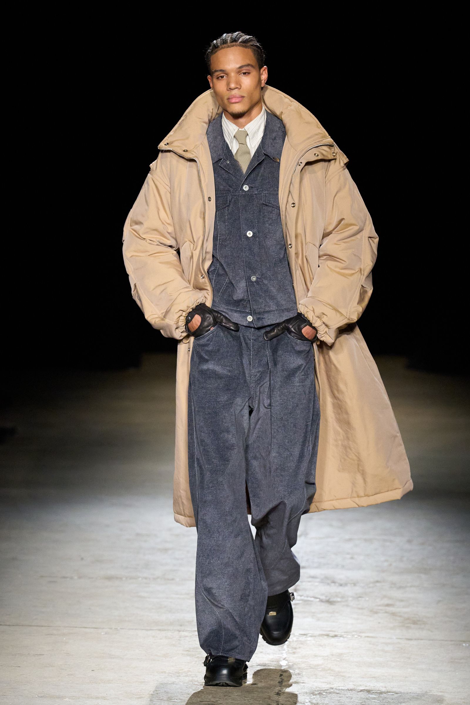 La imagen puede contener Ropa Abrigo Moda Persona adulta Guante Abrigo Accesorios Ropa formal y corbata