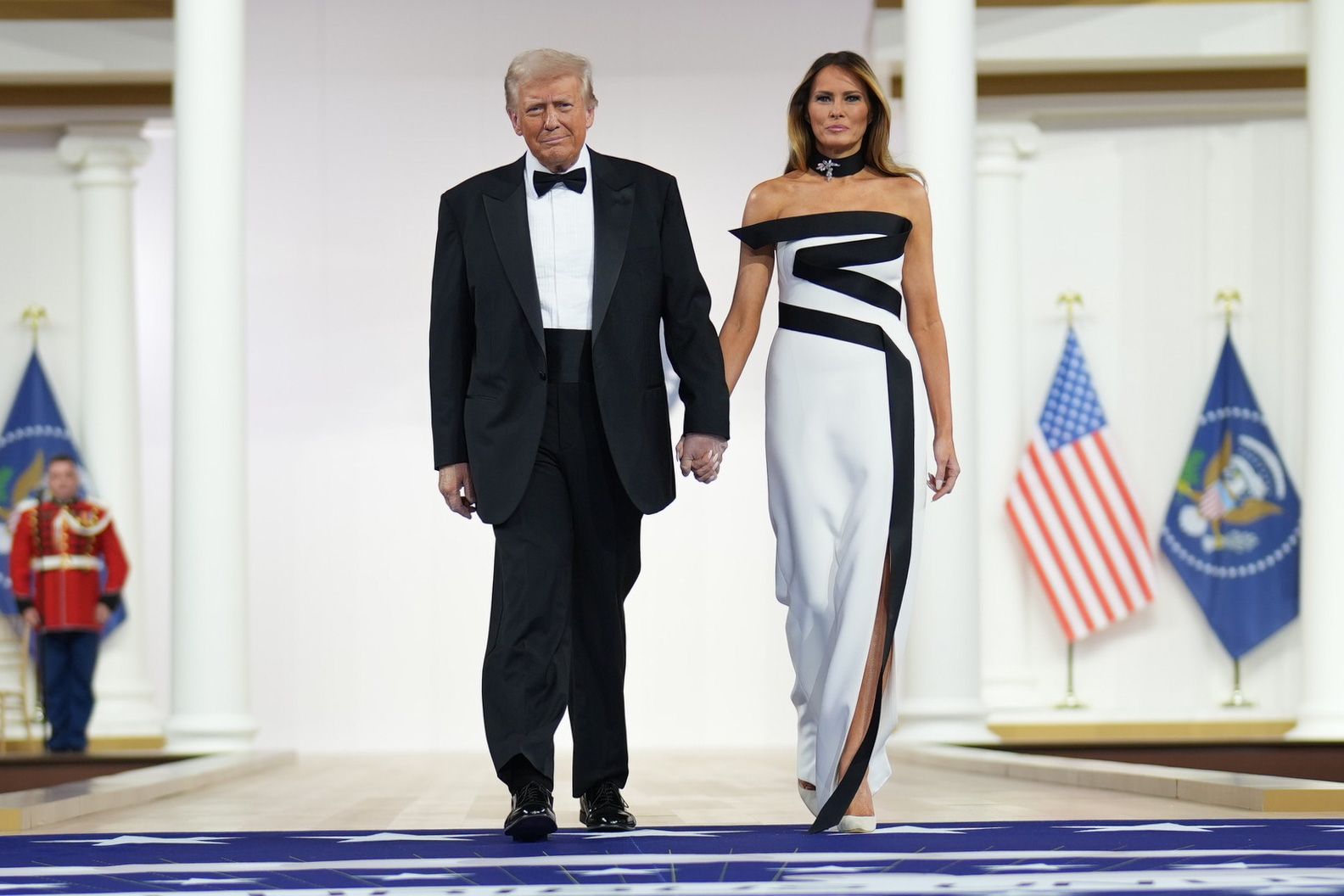La imagen puede contener Donald Trump Melania Trump Ropa Ropa formal Traje Persona adulta Vestido Esmoquin y parte del cuerpo