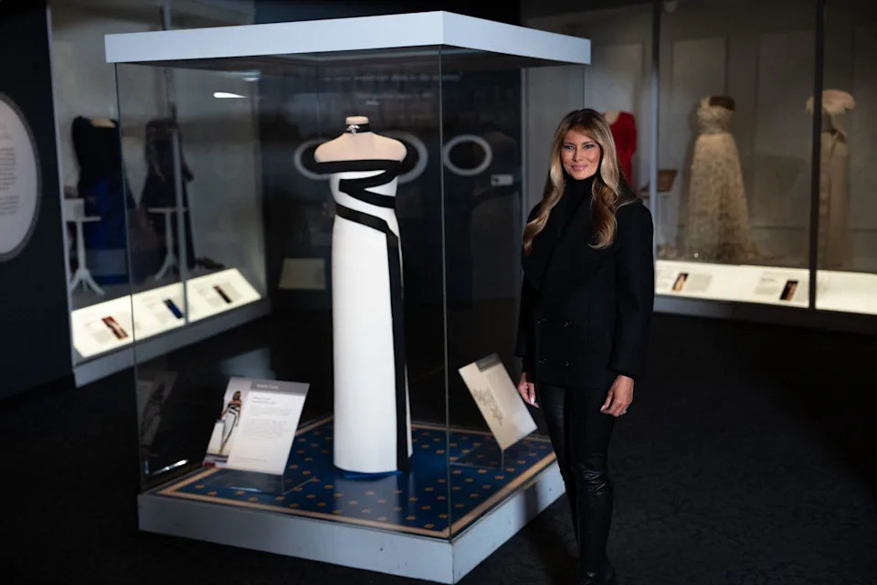 La primera dama Melania Trump y su segundo traje inaugural en The Smithsonian