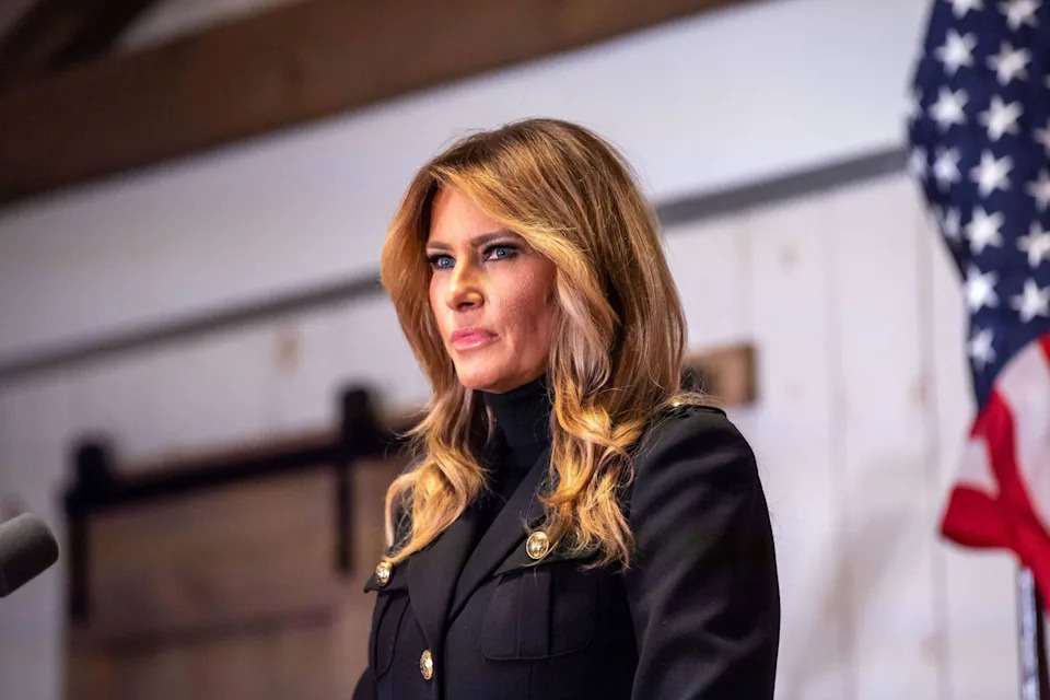 Melania Trump habla con los partidarios de Donald Trump a uno "Haz que América vuelva a ser grande" evento de concentración de campaña el 31 de octubre de 2020 en Wapwallopen, PA.