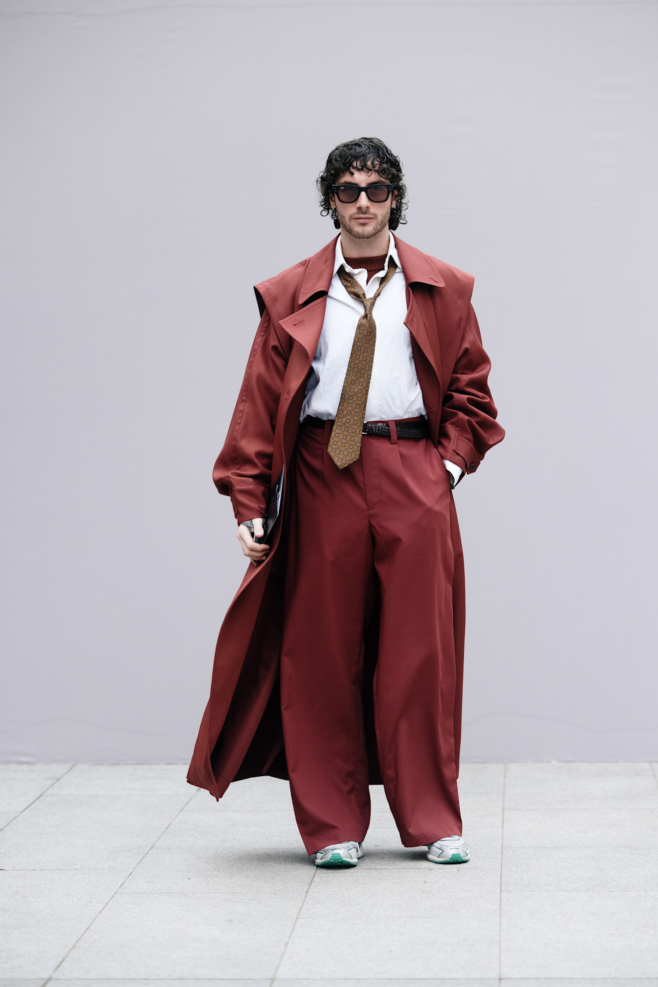 un hombre que lleva una corbata al estilo callejero de la semana de la moda masculina