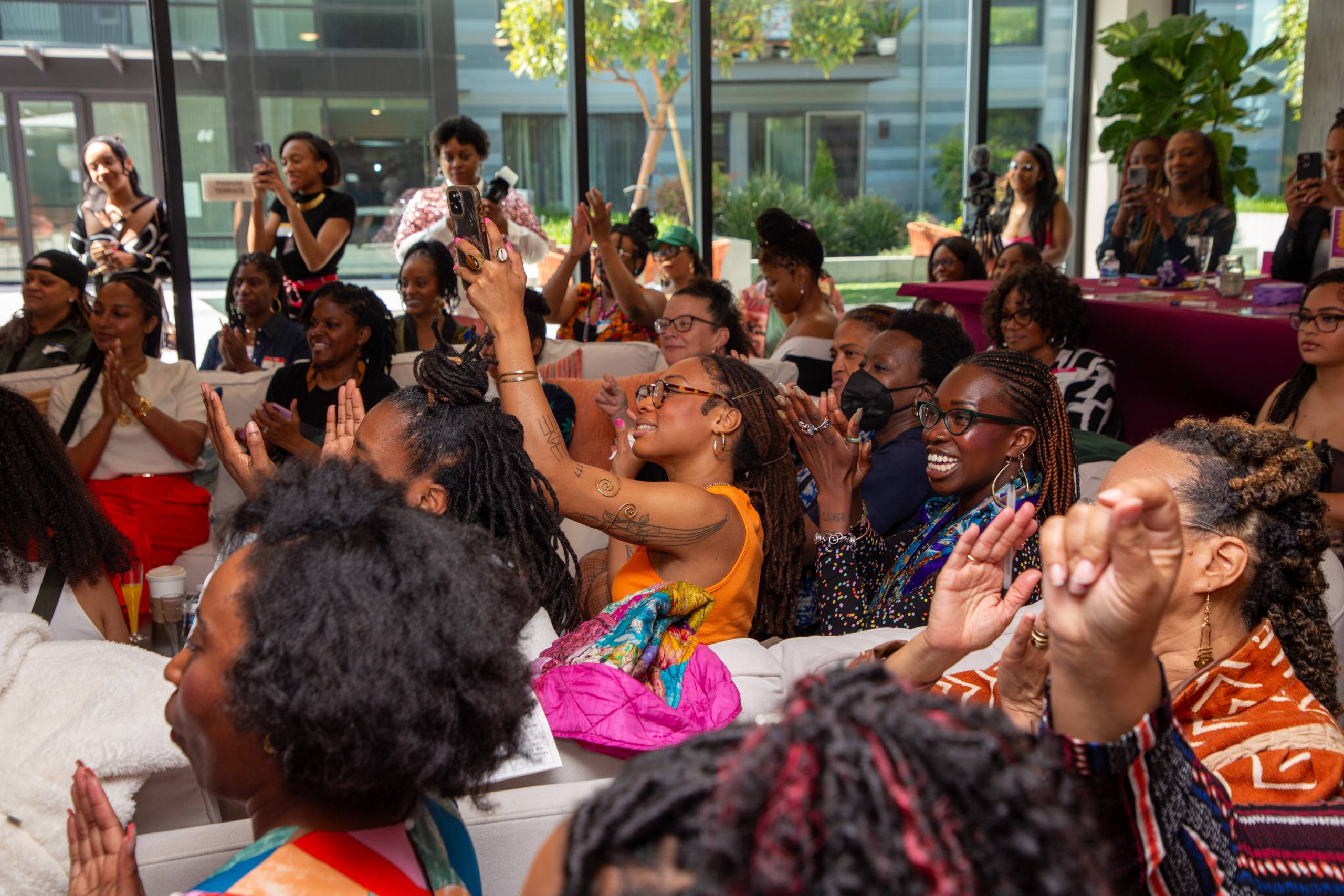 Un grupo de mujeres negras en un aplauso del público.