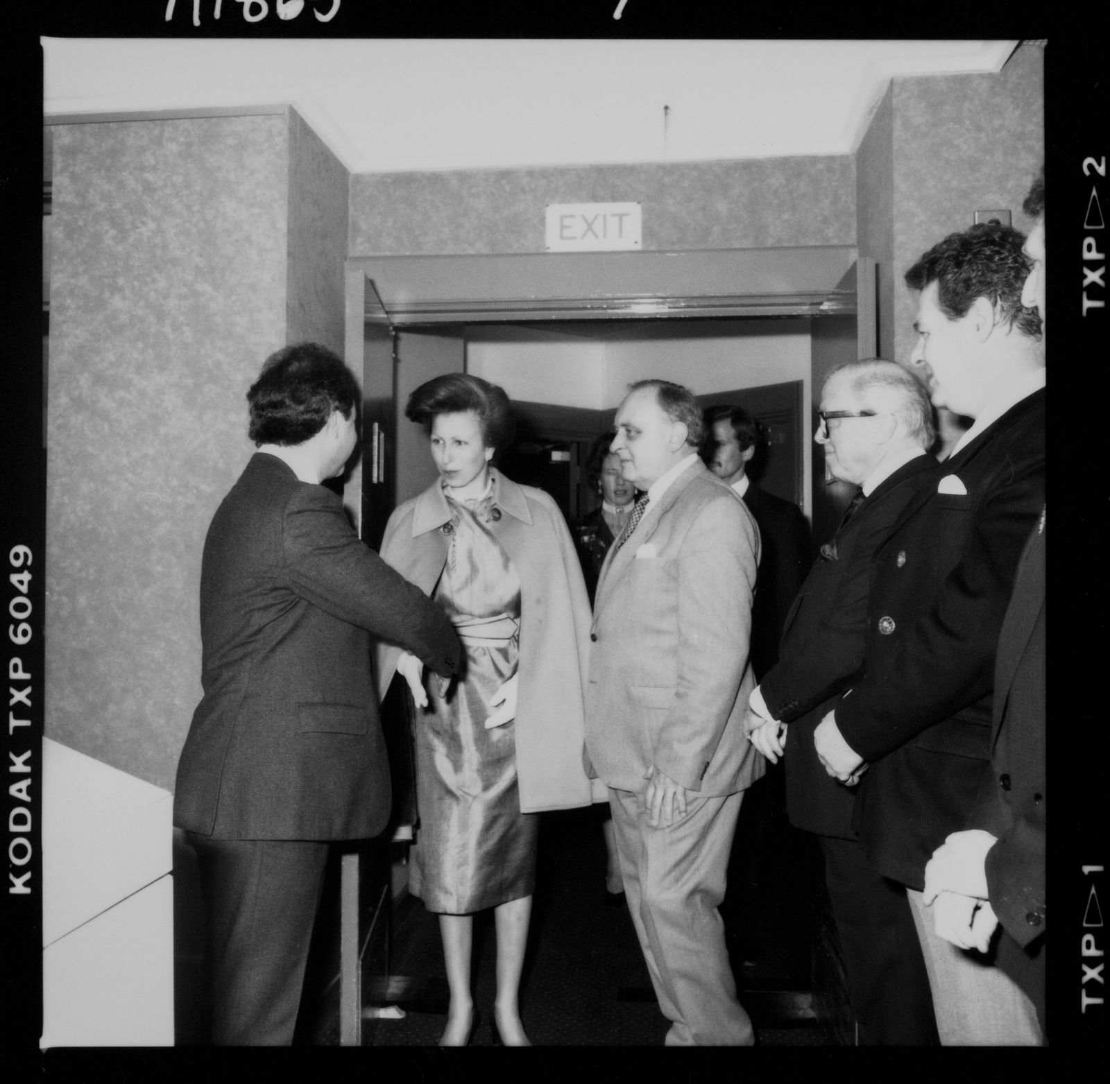 La imagen puede contener Abrigo de ropa de la Princesa Real de Anne Vestido de ropa formal Vestido de esmoquin y chaqueta para adultos