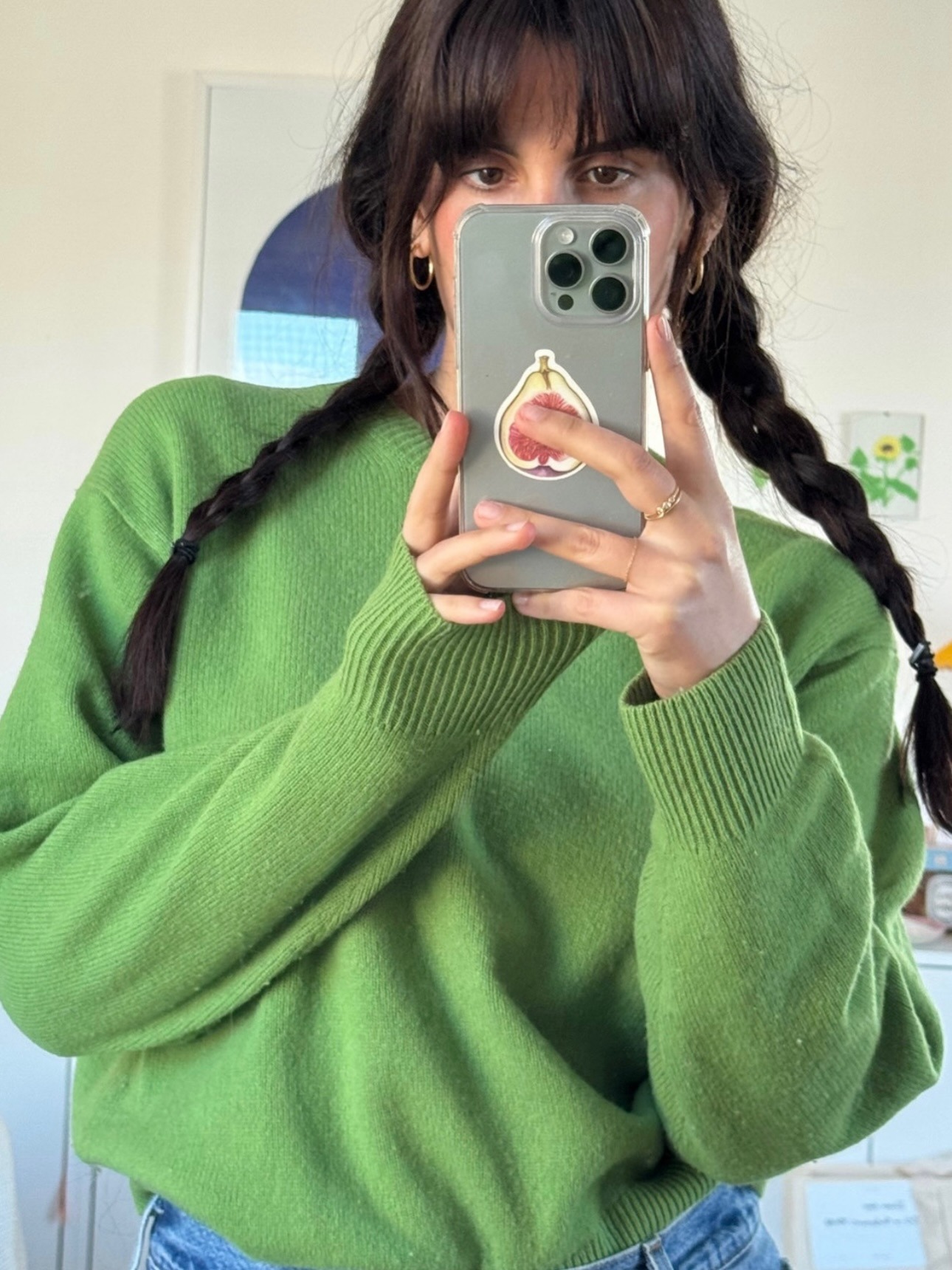 Diane lleva un jersey verde.