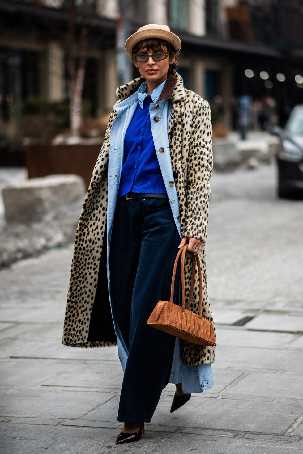 Persona de moda caminando por una calle de la ciudad.