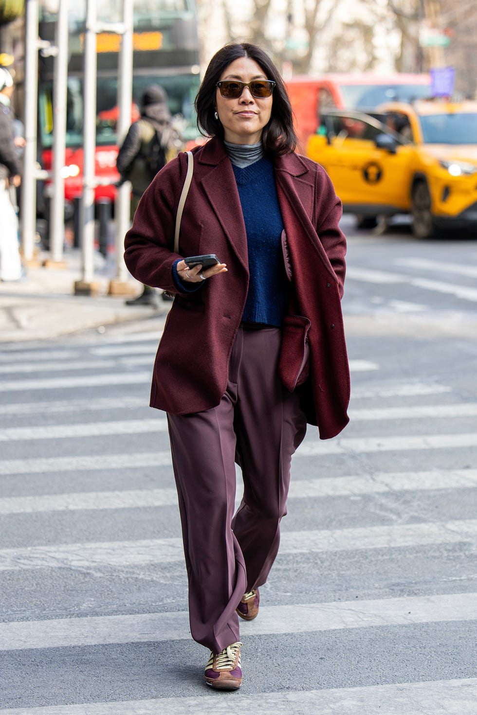 nueva york, nueva york, 14 de febrero, un invitado lleva chaqueta burdeos y pantalones fuera de Altuzarra el 14 de febrero de 2026 en la ciudad de Nueva York, foto de christian vieriggetty images