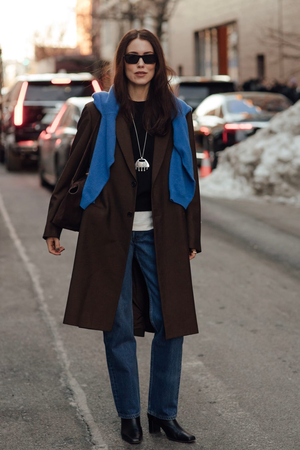 Persona de moda en un entorno urbano.