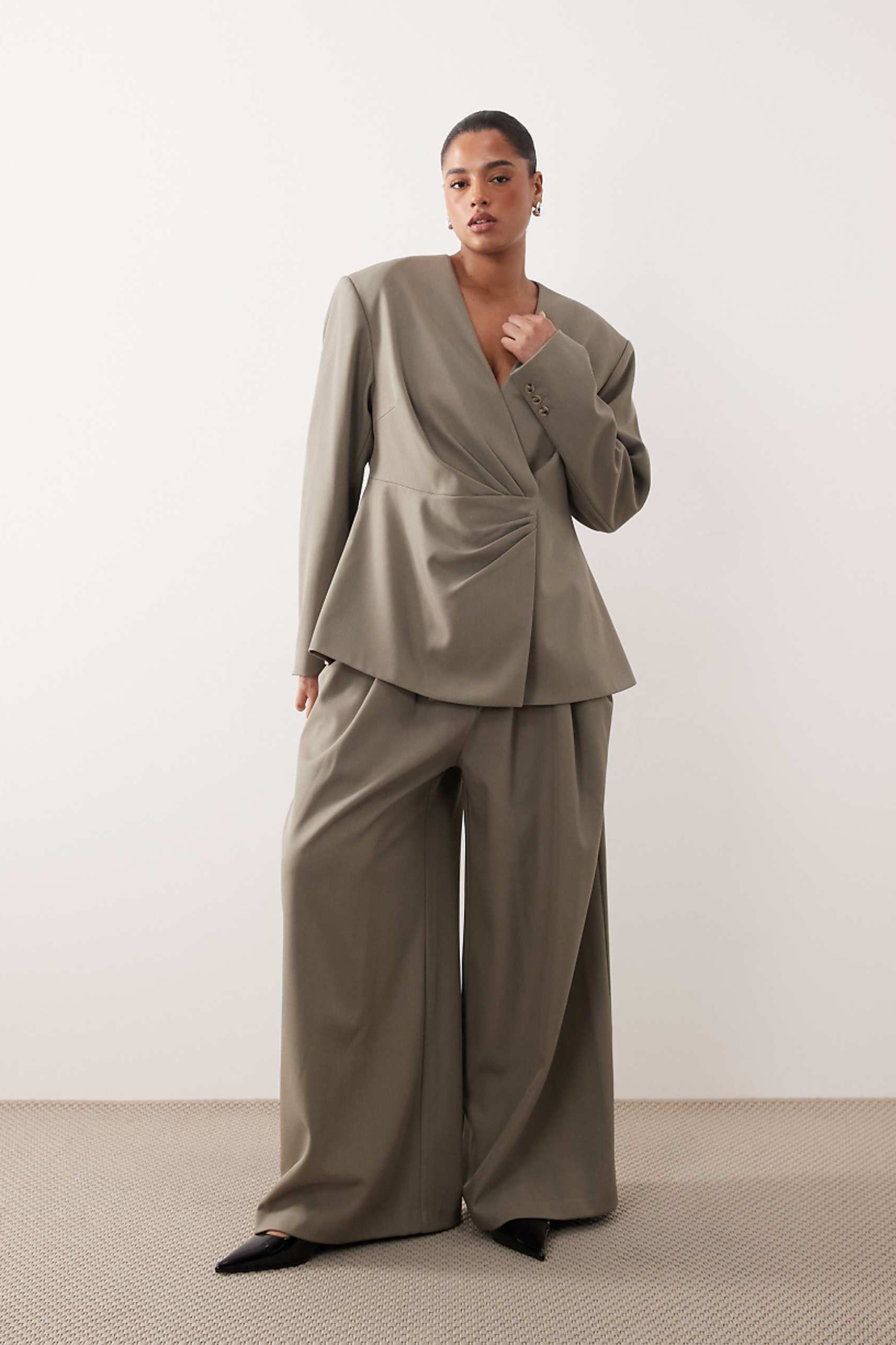 Organiza pantalones de piernas anchas a medida y drapados de curva en gris claro