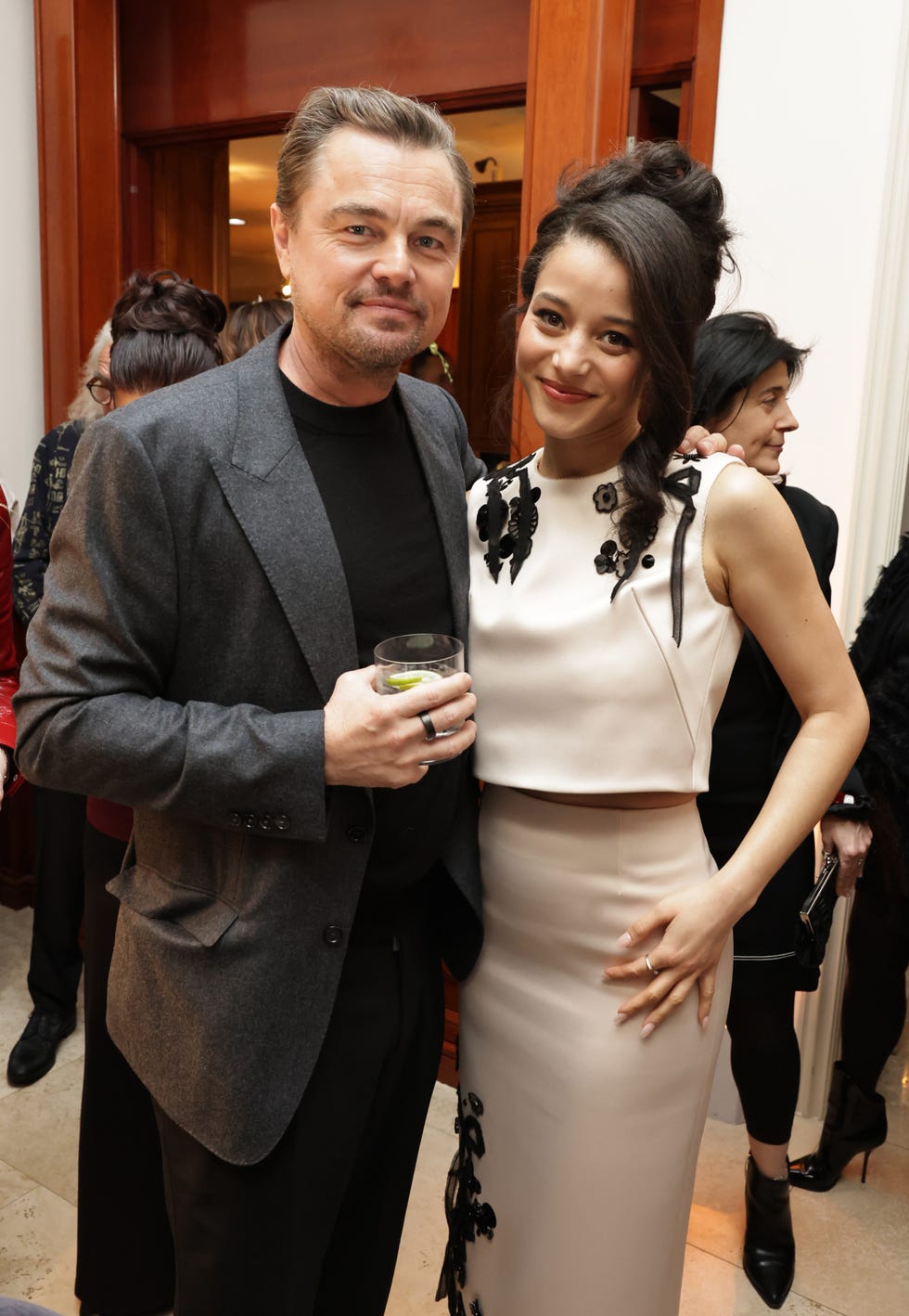 Los Ángeles, California, 04 de diciembre: Leonardo Dicaprio y Chase Infiniti vistos en una celebración en honor de una batalla tras otra organizada por Mike e Irena Medavoy, Pam Abdy y Mike de Luca el 4 de diciembre de 2025 en Los Ángeles, California. (foto de eric charbonneau/warner bros. vía getty images)