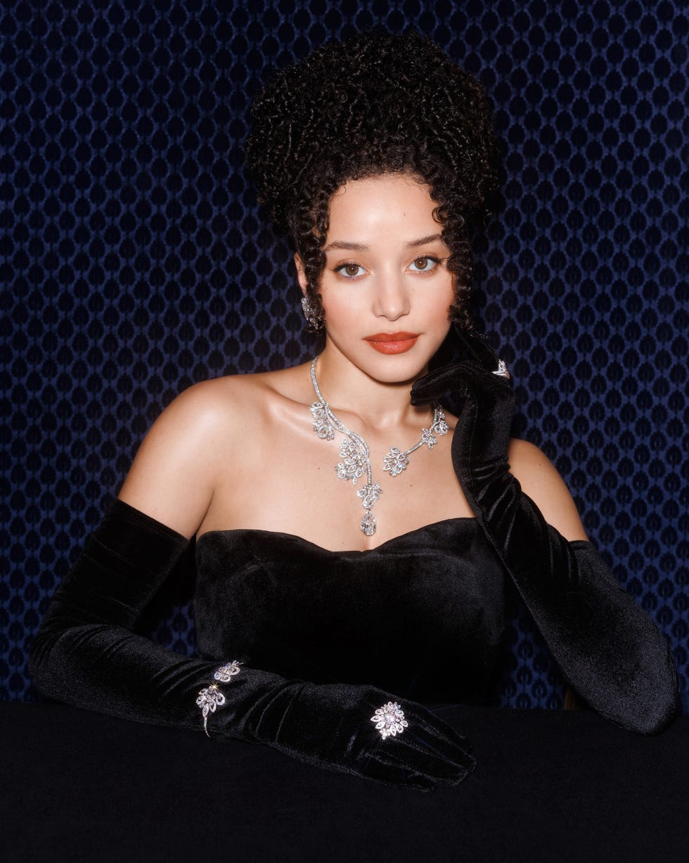 modelo que muestra joyas elegantes y traje formal