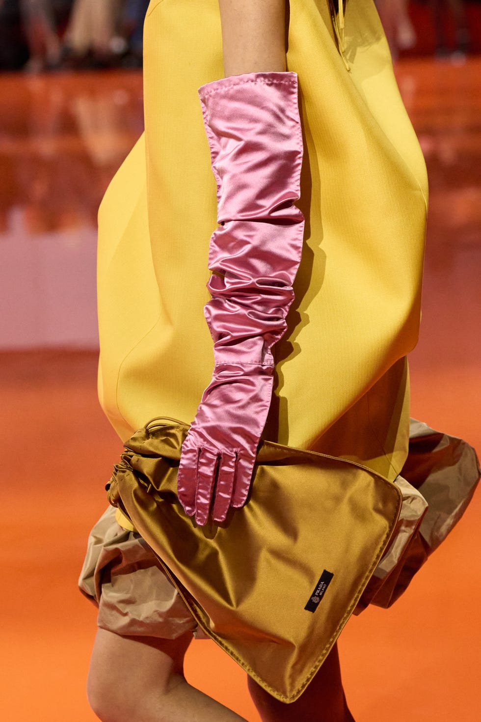 conjunto de moda con colores y accesorios vibrantes conjunto de moda con colores y accesorios vibrantes