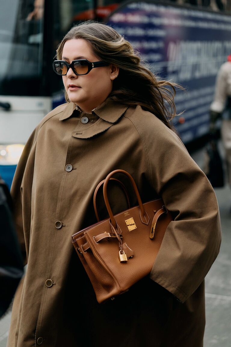 una mujer lleva un Birkin
