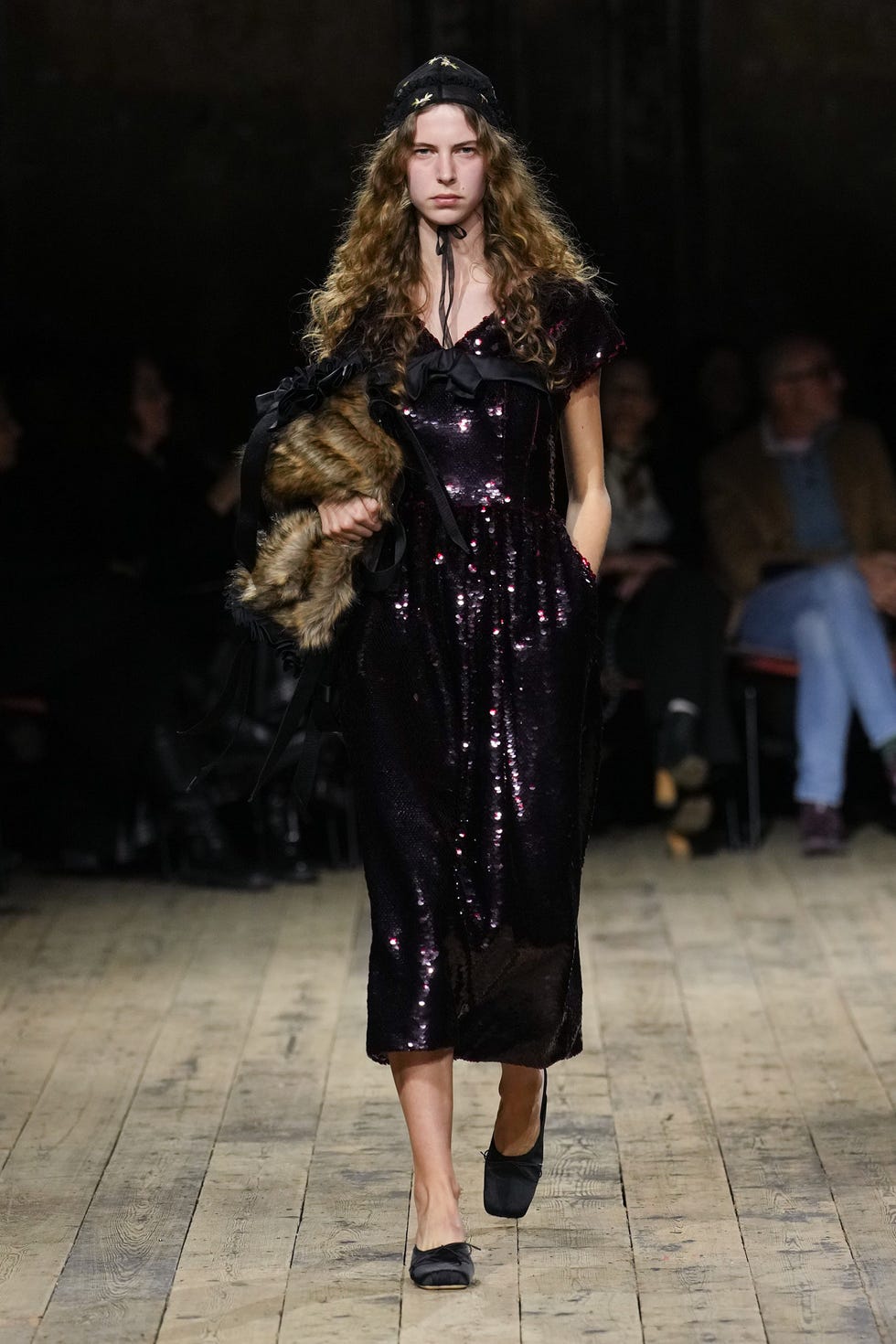 Modelo en la pasarela con un traje de lentejuelas y con un accesorio de piel Modelo en la pasarela con un traje de lentejuelas y con un accesorio de piel