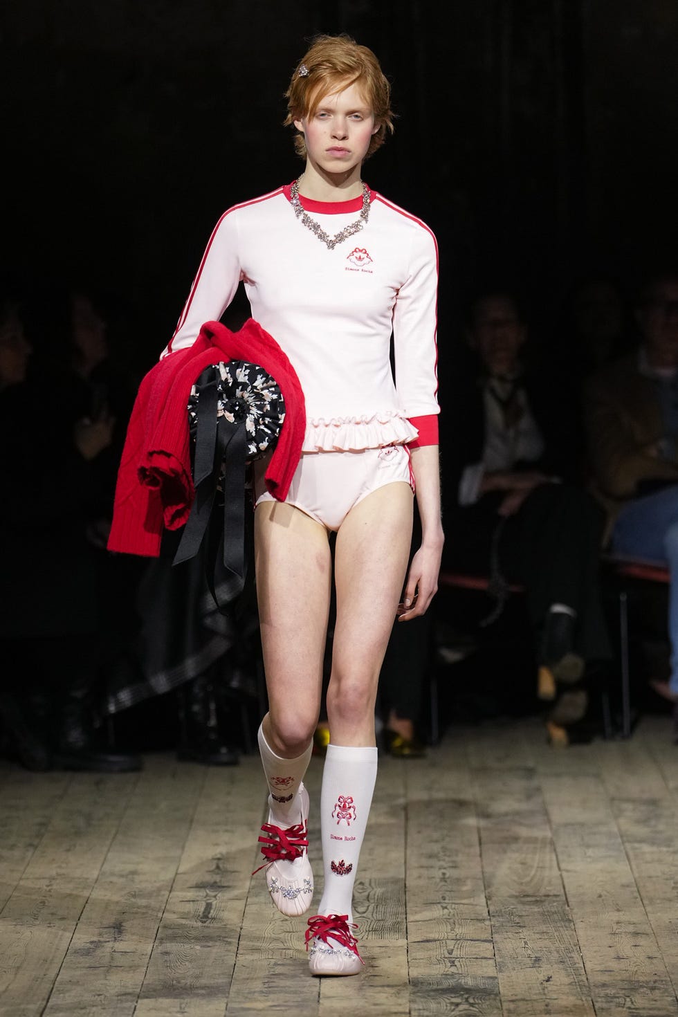 modelo de moda mostrando ropa en una pista modelo de moda mostrando ropa en una pista