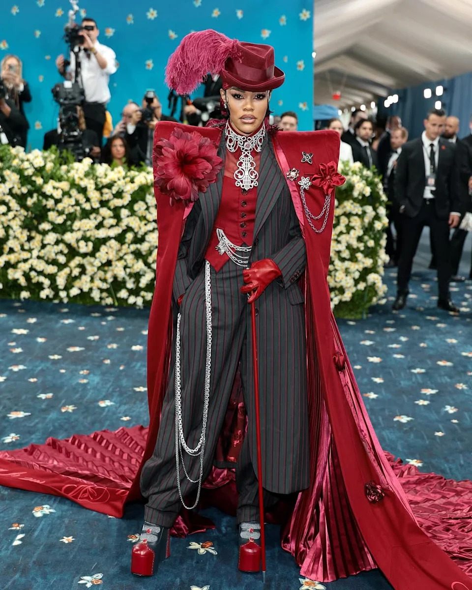 Las dramáticas siluetas de Teyana Taylor a menudo difuminan la línea entre el rendimiento y la alta costura.