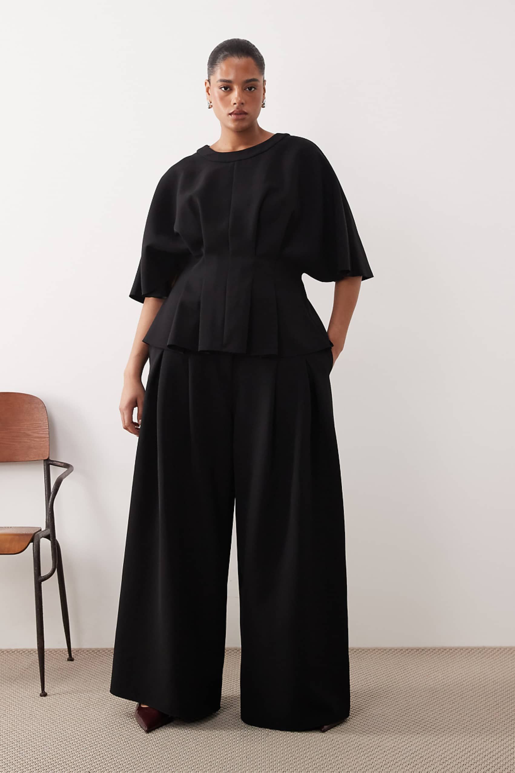 Organiza pantalones de piernas anchas a medida de cintura plisada de color negro - Parte de un conjunto