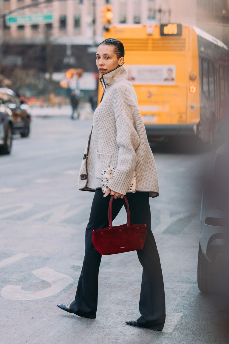 una mujer lleva un cardigan gris