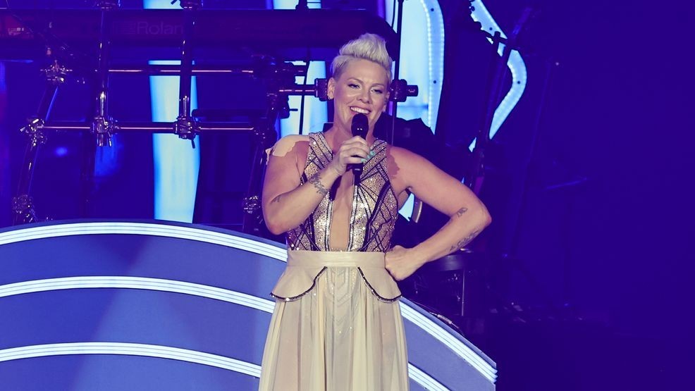 ST LOUIS, MISSOURI - 10 DE AGOSTO: P!NK actúa en el escenario durante P!NK The Summer Carnival 2024 - St. Louis at The Dome at America's Center el 10 de agosto de 2024 en St Louis, Missouri. (Foto de Theo Wargo/Getty Images para Live Nation)