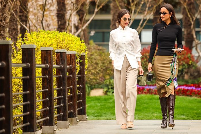 Alexandra Leclerc y Carmen Montero Mundt pasean por el paddock.